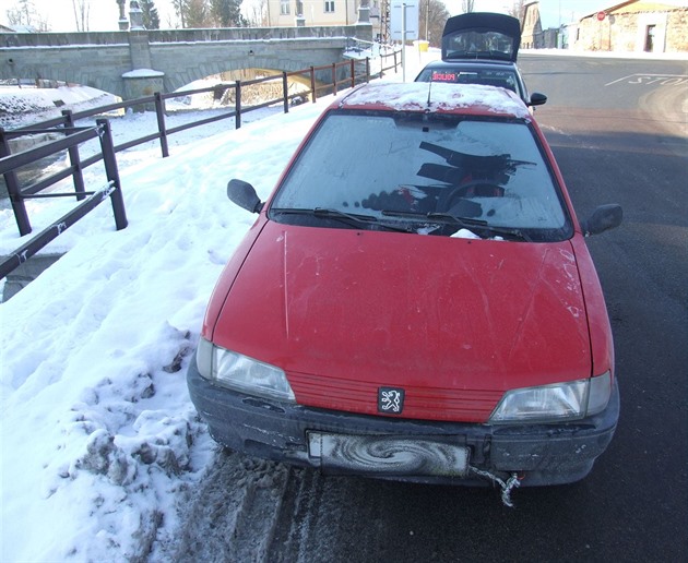 Policisté zastavili Peugeot 106 ve Vamberku.