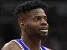 POSLY... Nerlens Noel (vlevo) z Philadelphie nco vysvtluje Marcinovi...