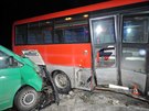 idi autobusu nedal na umpersku pednost dodávce na hlavní silnici, pi...