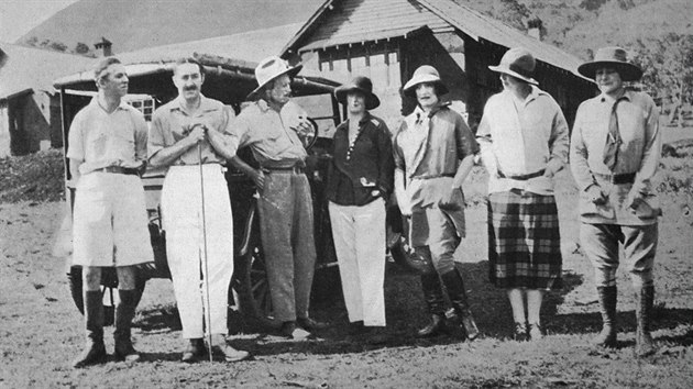 Zajištění, lehkomyslní, bezstarostní. Kolonizátorská britská smetánka zahálela... Zajištění, lehkomyslní, bezstarostní. Kolonizátorská britská smetánka zahálela...