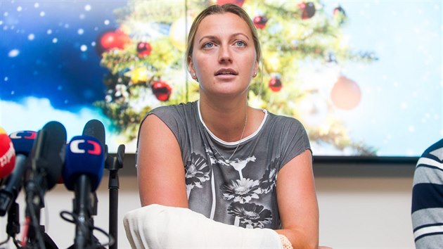 Tenistka Petra Kvitová na setkání s novináři po propuštění z nemocnice. (23.... Tenistka Petra Kvitová na setkání s novináři po propuštění z nemocnice. (23....