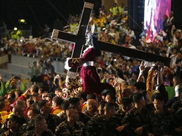 Procesí se zázranou sochou erného Jeíe Krista se v Manile zúastnil asi...