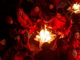 ENY U OHN. Hinduistické eny sedí kolem ohn, aby se zahály ped svatou...