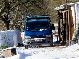 Komunita Dvanct kmen ije v rozlehlm statku v obci Meck ehrovice na...