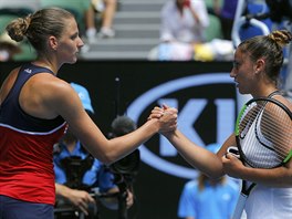 esk tenistka Karolna Plkov pijm gratulaci od sv soupeky Sary...