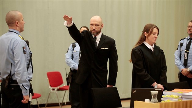 Masov vrah Anders Breivik u odvolacho soudu. Ani tentokrt si neodpustil nacistick pozdrav. (10. 1. 2017)