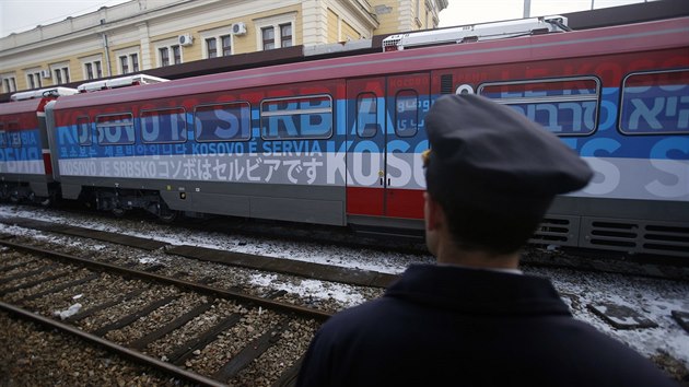 Srbov vypravili v sobotu do kosova vlak s npisem Kosovo je Srbsko ve  dvaceti jazycch. (14.1. 2017)