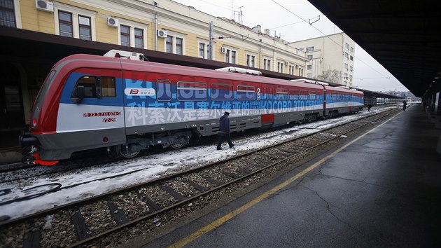 Srbov vypravili v sobotu do Kosova vlak s npisem Kosovo je Srbsko ve  dvaceti jazycch. (14.1. 2017)