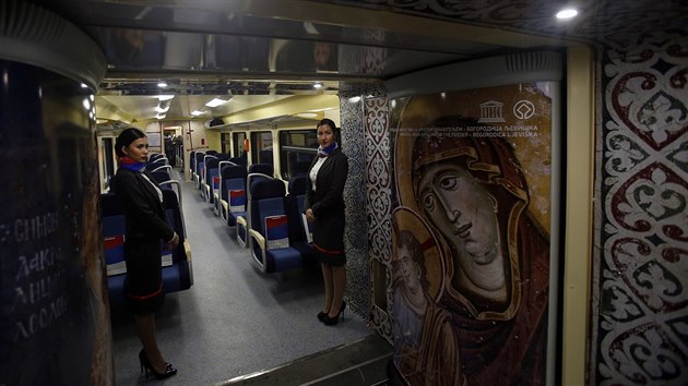 Srbsk vlak vyzdoben vlajkami, kresbami kostel, klter a stedovkch mst vyrazil do Kosova. (14.1. 2017)