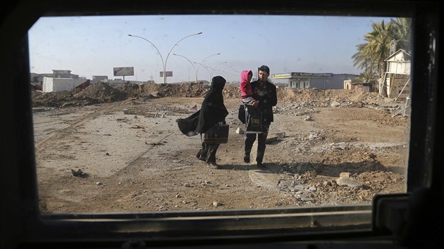 Od zatku boj uteklo z Mosulu 161 000 civilist (16. ledna 2017)