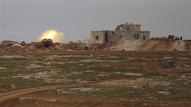 Tureck jednotky a povstalci podporovan Ankarou svdj u severosyrskho msta al-Bb tk boje s Islmskm sttem (15. ledna 2015)