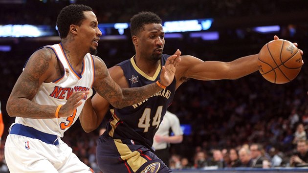 Solomon Hill (vpravo) z New Orleans Pelicans a Brandon Jennings z New York Knicks.