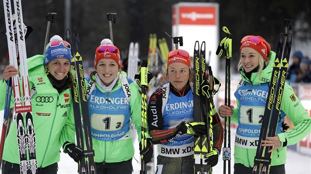 USMVAV VTZKY. Nmeck tafeta ovldla zvod v Ruhpoldingu. Zleva: Vanessa Hinzov, Franziska Preussov, Laura Dahlmeierov a Maren Hammerschmidtov.