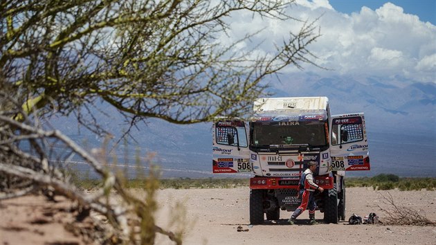 PROKLET ETAPA. Martin Kolom piel v destm djstv Rallye Dakar po technickch problmech o relnou anci na umstn v elitn destce.