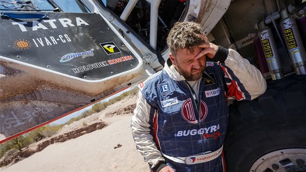 PROKLET ETAPA. Martin Kolom piel v destm djstv Rallye Dakar po technickch problmech o relnou anci na umstn v elitn destce.