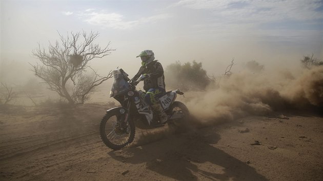 Matthew Hart z Austrlie v jedenct etap Dakaru.