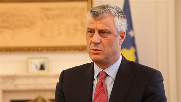 Kosovsk prezident Hashim Thai pi rozhovoru s novini v Pritin (16. ledna 2017)