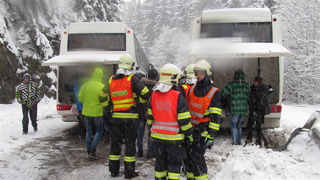 Na zasnen silnici mezi Jchymovem a Ostrovem se srazil autobus s osobkem.