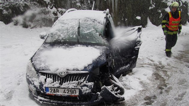 Na zasnen silnici mezi Jchymovem a Ostrovem se srazil autobus s osobkem.