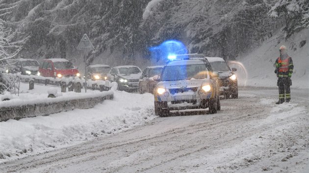 Na zasnen silnici mezi Jchymovem a Ostrovem se srazil autobus s osobkem.