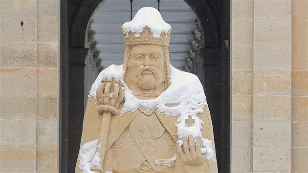 Pskov socha Karla IV. u Mlnsk kolondy mla od svho vzniku vydret sotva dva a ti msce. Stla tam ale jet po osmi mscch. (19. 1. 2017) 