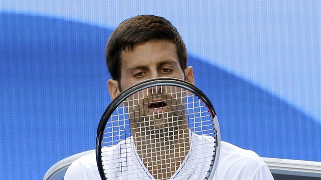 CO SE STALO? Novak Djokovi po devti letech skonil na grandslamu u ve 2. kole. Srbskho tenistu vyadil na Australian Open Denis Istomin.
