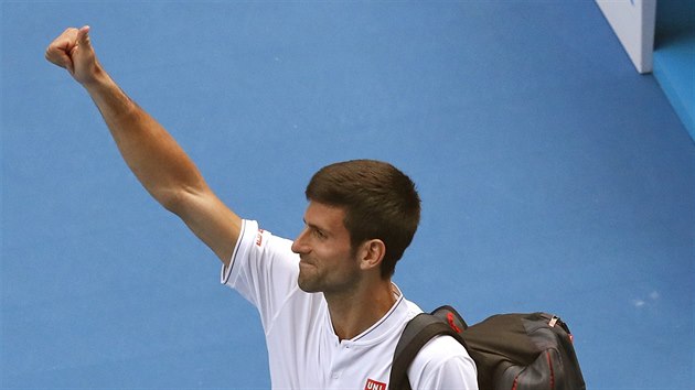 JSTE JEDNIKY, J DVOJKA. Srbsk tenista Novak Djokovi se lou z divky po vyazen ve 2. kole Australian Open.