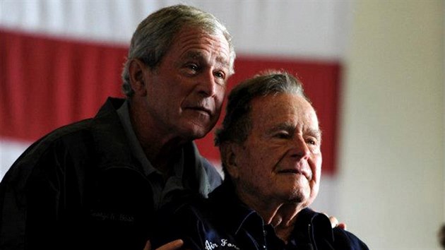 Bval amerit prezidenti George Bush star (vpravo) a jeho syn George Bush mlad na snmku z roku 2012.