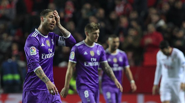 ACH JO... Sergio Ramos, kapitn Realu Madrid, odchz ze hit po zpase se Sevillou, ve kterm si dal vlastn gl.