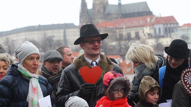 Asi 40 lid se v Praze u Karlova mostu symbolicky rozlouilo s velvyslancem USA Andrewem Schapirem (14. ledna 2017)