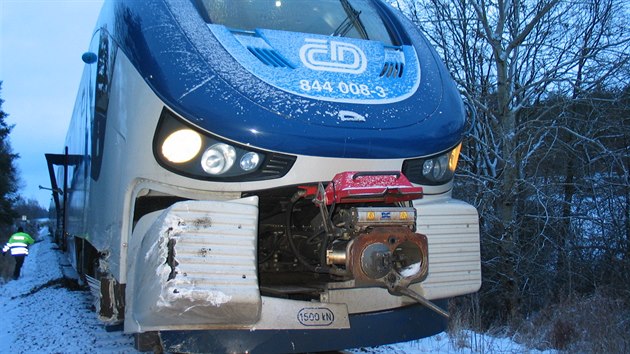 Auto uvzl na kolejch mezi Osvranem a Stakovem na Domalicku rozdrtil pijdjc osobn vlak (14. ledna 2017)