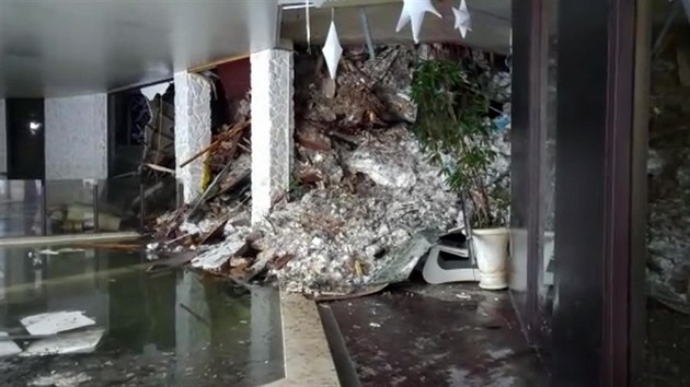 Lavinu, kter zasypala hotel Rigopiano, zaznamenala bezpenostn kamera (19. ledna 2017)