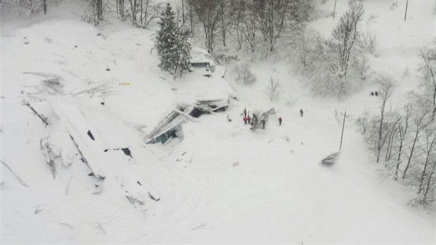 Pohled na hotel Rigopiano zavalen lavinou (19. ledna 2017)