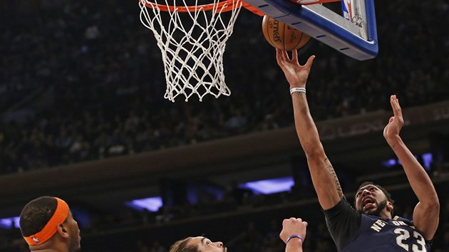 Anthony Davis z New Orleans Pelicans zakonuje v zpase proti New York Knicks.