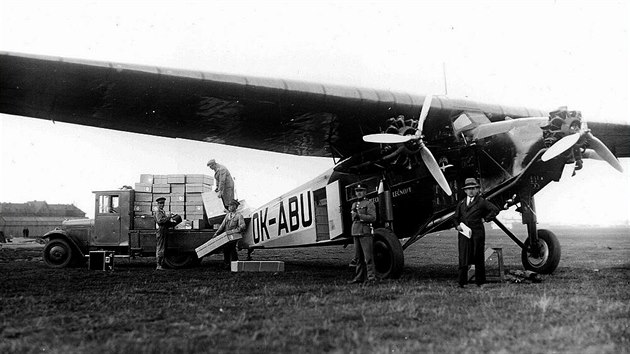 Avia F.VIIb/3m (licence Fokker) byla tmotorov verze sedmiky. Motory se pouvaly o menm vkonu ne u jednomotorovch, ale v soutu byl ten vkon samozejm vy. Zvyovn potu motor u dopravnch letadel ve druh polovin dvactch let bylo dno bezpenost provozu, kdy pestal pracovat 1 motor u F.VIIb/3m, byl z nho dvoumotorov stroj, kdy ale pestal pracovat 1 motor u F.VIIa, byl z nho kluzk.