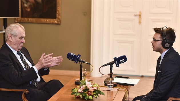 Prezident Milo Zeman pi rozhovoru pro esk rozhlas Plus (11. ledna 2017).