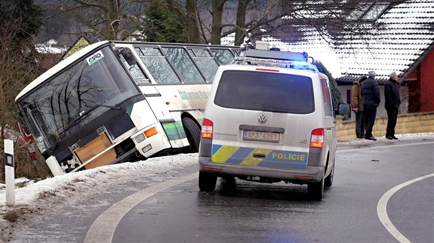 Linkov autobus skonil v pkopu po stetu s osobnm autem u Temon na Plzesku. Nehoda se stala krtce ped sedmou hodinou rno. (13. ledna 2017)