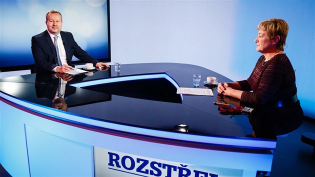 Ministr ivotnho prosted Richard Brabec a modertorka Zuzana Kubtov v diskusnm poadu iDNES.tv Rozstel (17. ledna 2017)