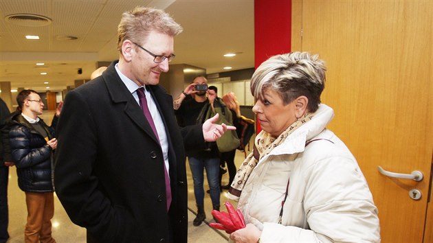 Poslanec Marek ernoch hovo s editelkou Stedn zdravotnick koly Ivankou Kohoutovou ped jednnm Obvodnho soudu pro Prahu 10.  (18. ledna 2017)