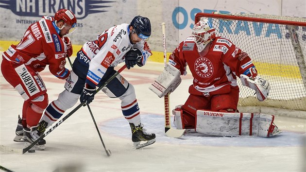 Momentka z utkn hokejov extraligy mezi Vtkovicemi a Tincem.
