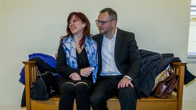 Jana Neasov s manelem Petrem Neasem u Mstskho soudu v Praze (10. ledna 2017)
