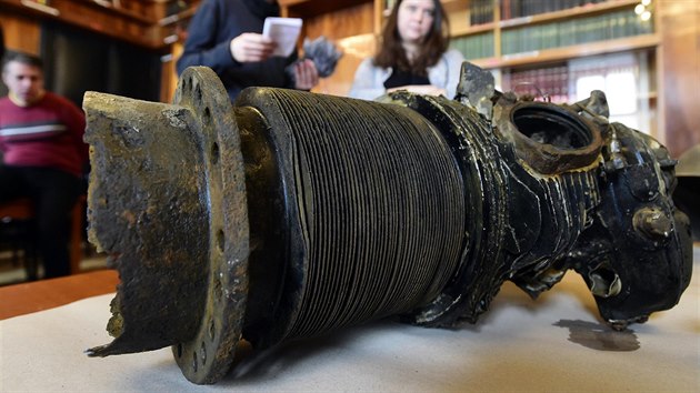 Tiskov konference Archeologickho stavu k vzkumu msta dopadu americkho letounu B-17 z bezna 1945 u Hradce Krlov se uskutenila 11. ledna v Praze. Na snmku je vlec hvzdicovho motoru Wright R-1820 Cyclone 9 
(11. 1. 2017)