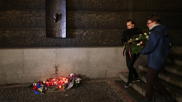Studenti zapalovali svky a nosili vnce k pomnku Jana Palacha, kter je umstn na budov Filozofick fakulty Univerzity Karlovy. (16. ledna 2017)