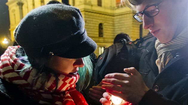 Studenti zapalovali svky a nosili vnce k pomnku Jana Palacha, kter je umstn na budov Filozofick fakulty Univerzity Karlovy. (16. ledna 2017)