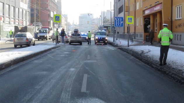 Auto srazilo starho mue na pechodu ped obchodnm centrem IGY v eskch Budjovicch.