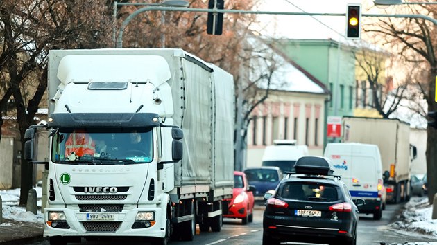 18 tisc aut denn projede malmi brnnskmi Tuany, vyplv z nedvnho vpotu tamn radnice. Zdej i ti, kte pes zacpan Tuany mus, stle ekaj na obchvat.