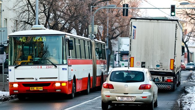 18 tisc aut denn projede malmi brnnskmi Tuany, vyplv z nedvnho vpotu tamn radnice. Zdej i ti, kte pes zacpan Tuany mus, stle ekaj na obchvat.