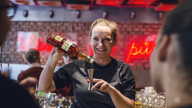 V Brn zahajuje provoz podnik 4pokoje od spnch provozovatel bar Andreje Valie a Jana Vlachynskho. Z osmi vepnch kohout
v nm netee jen pivo, ale tak kva, aj, limondy a koktejly. 4pokoje, jak nzev napovd,
v sob spojuj tyi typy zazen  kavrnu, bistro, bar a non podnik.