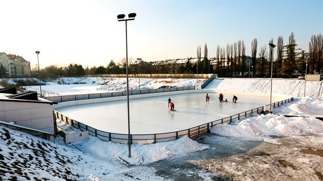 Na mst, kde stval legendrn hokejov stadion za Lunkami, je nyn veejn kluzit. Brnnsk Kometa by tu vak rda vybudovala novou modern arnu.