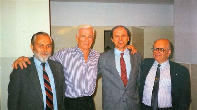 Zleva: Ji Kroulk (Letectv a kosmonautika), Eugene Cernan, Jan Kol (dnes f esk kosmick kancele), Karel Pacner. Fotografie vznikla v roce 1994 v Ondejov. Ve stejnm sloen se pnov vyfotili i pi prvn nvtv v roce 1974.